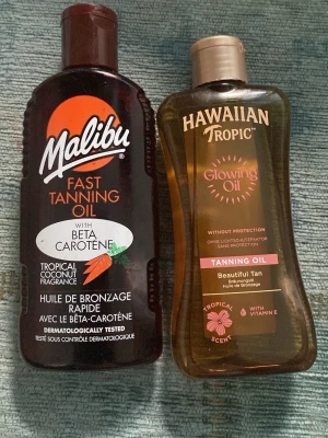 Tanning oils från Malibu & Hawaiian Tropic - Finns inte SPF i de.  Pris kan diskuteras. Två brun-utan-sol-oljor: Malibu Fast Tanning Oil med betakaroten och tropisk kokosdoft samt Hawaiian Tropic Glowing Oil med vitamin E och tropisk doft. Perfekt för dig som vill ha en solkysst look med glansig finish.
