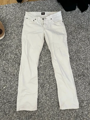 Vita raka jeans från Lee - Snygga vita jeans från Lee. Mått på bild