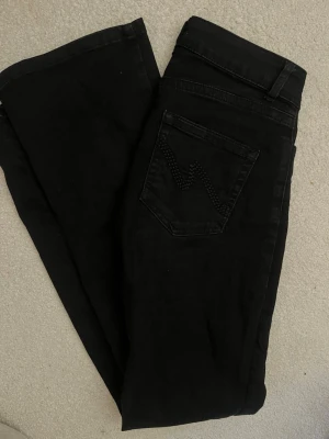 Low waist jeans Nelly - Low waist utsvängda jeans från Nelly, för korta för mig som är 174! Nypris 699