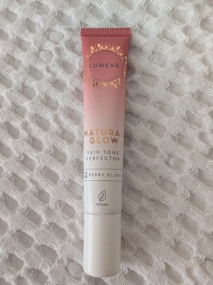 Lumene Natural Glow Berry Blush - Använd två gånger. 