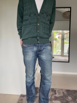 No. 1 Como cardigan - Riktigt snygg grön cardigan från No. 1 Como. Storleken är M. Tveka inte på att höra av dig vid eventuella frågor och funderingar!😊✌️