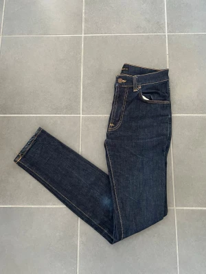 Nudie Jeans - Klassiska Nudie jeans till salu, Storlek Waist 30 / Waist 34. Plagget är i mycket bra skick, inga defekter. Väldigt bekväma jeans som passar till alla tillfällen. Hör av dig vid intresse/frågor.  PRIS KAN DISKUTERAS!