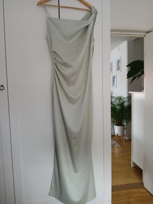 Adoore strl 38 - Intresse koll på min jätte fina klänning från adoore. Skriv om ni undrar något💕