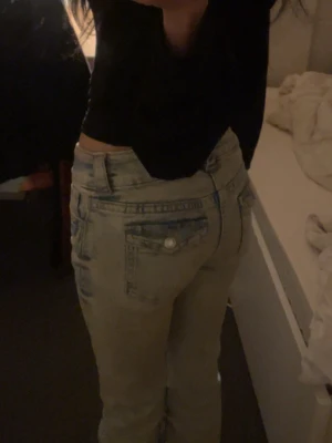 låg midja jeans från H&M - Säljer ett par ljusblå jeans med bootcut passform och tvättad effekt. Jeansen har klassiska fem fickor, låg midja och stängs med två knapp och dragkedja. Storlek 164. För referens jag är 159 och väger 44kg 