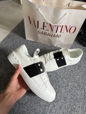 Valentino white and black shoes - Size 44, true to size. Unused, brand new and fresh. Please feel free to ask questions.