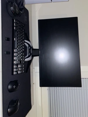 Gaming setup/Ps5 - Säljer hela setupen allt tillsammans om ni bara vill ha ps5 får ni lägga ett bra pris allting funkar som vanligt allt är köpt lite efter senaste jul så allt är fräscht och nytt funkar toppen. MUSEN TILL HÖGER KOMMER INTE MED. Så ni får logitechmusen.