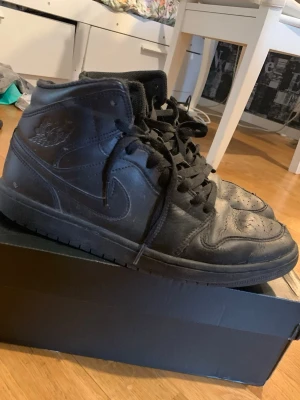 Svarta Air Jordan 1 Mid sneakers - Helsvarta Air Jordan 1 Mid sneakers storlek 42. Ingen box 