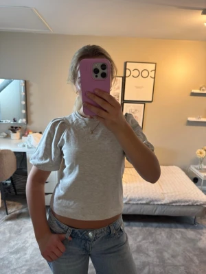 Grå topp med puffärmar - Snygg ljusgrå topp med puffiga kortärmar och rund halsringning.❣️❣️