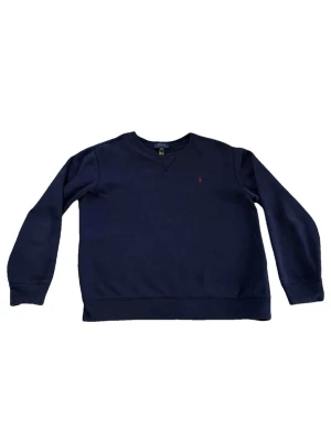 Polo Ralph Lauren Sweater - Mörkblå stickad tröja från Polo Ralph Lauren med rund halsringning och klassisk röd broderad logga på bröstet. Tröjan har ribbade muddar vid ärmslut och nederkant. Perfekt för en stilren och avslappnad look.