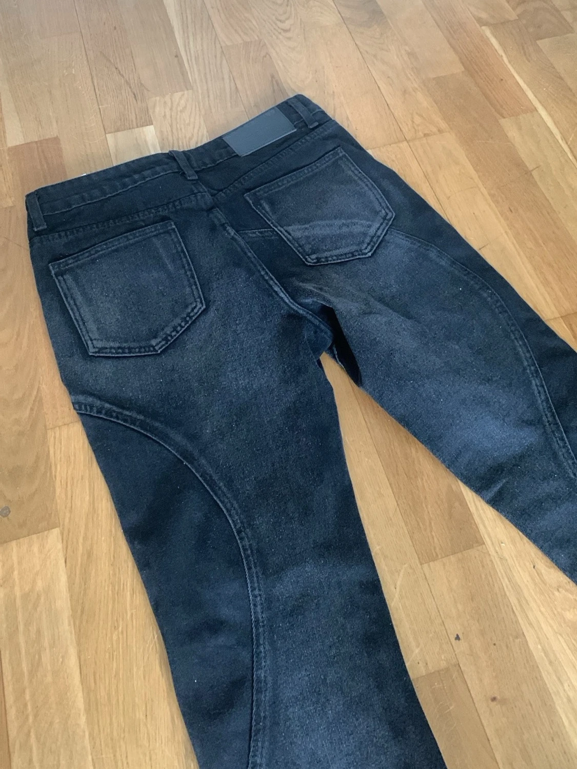 Svarta bootcut jeans med vågiga sömmar - 1
