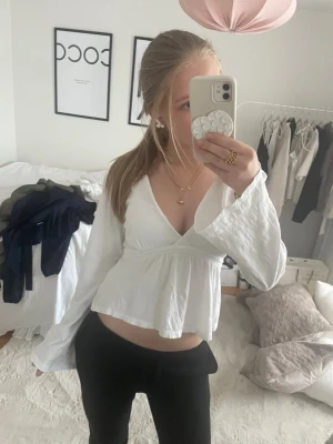 Snygg blus från gina - Säljer denna v ringade blus från gina tricot. Kommer inte till användning längre. Pris kan diskuteras och hör av er vid frågor❤️