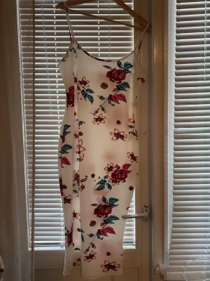 Sommarklänning  - Säljer en vacker blommig klänning perfekt för sommaren! Stl är 40 men kan passa 38. Pris går att förhandla och klänningen har däröver ej använts än🌺