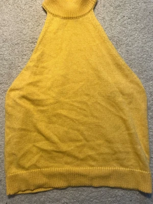 Söt Halterneck Topp - Köpt från Sellpy men var för stor. Komborivat för fler frågor💕