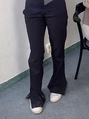Svarta bootcut jeans - Säljer ett par svarta bootcut jeans med slits från bikbok. Lånad bild!