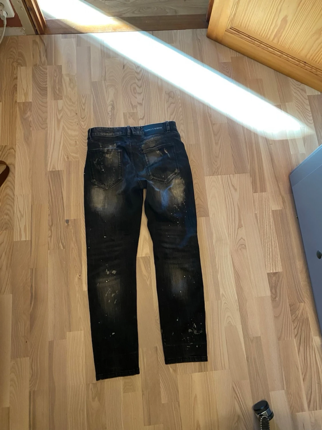 Svarta distressed jeans Supply & Demand - 2