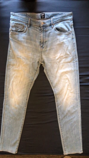 BOSS - Ljusblå jeans från BOSS i modellen KEIT. Storlek 33/32