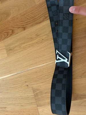 LV bälte  - Louis vuitton bälte, fint skick, strl 105cm