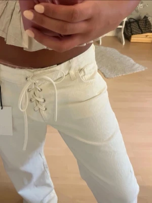 Vita jeans  - As snygga Baggy vita jeans från Zara storlek m. Säljer för att de är förkorta för mig. Super super bra skick. De har knytning där fram som gör att de passar flera storlekar 