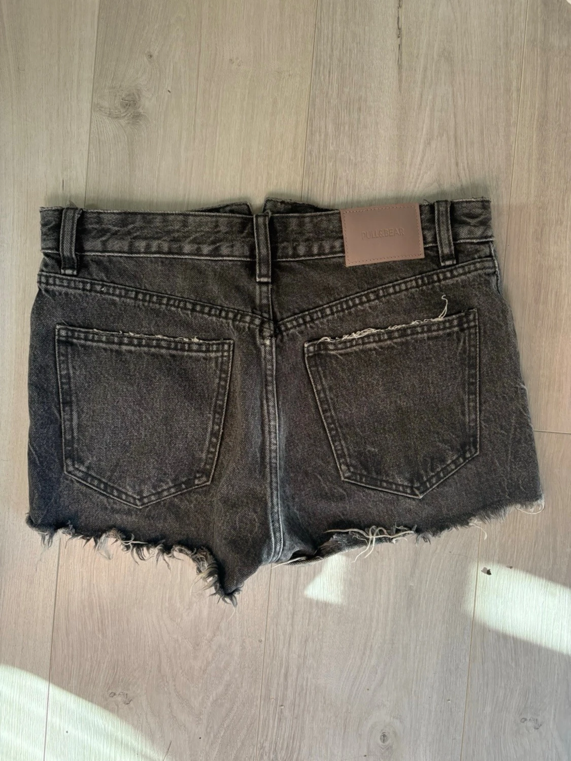 Jeansshorts med slitningar - 1
