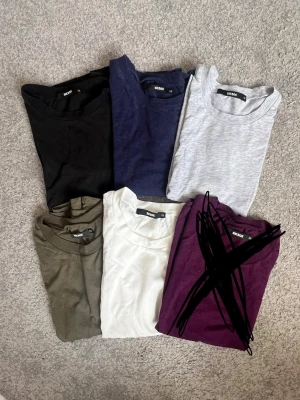 5-pack T-shirts Bikbok  - En svart, blå, grå, grön och vit basic t-shirt från Bik Bok med runda halsar och korta ärmar. Tillverkade i mjuk bomull för en skön och enkel stil. Perfekt att matcha med jeans eller shorts för en clean look. Alla 5 för 250kr, eller 1 för 60kr.