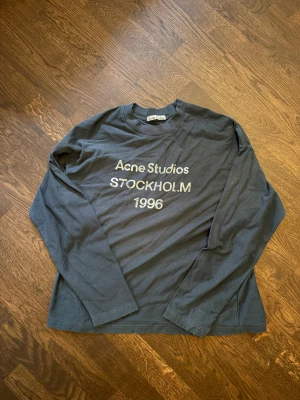 Mörkblå acne studios longsleeve  - En mörkblå acne studios longsleeve. Använd fåtal gånger. Unisex tröja. Sitter lite större än en vanlig S, eftersom den ska ge en lite oversized look. Priset är ej hugget i sten! 
