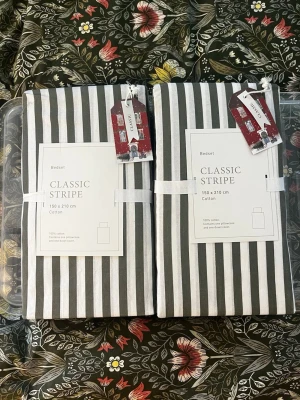 Classic Stripe påslakanset Hemtex - Säljer två set påslakan från Hemtex i modellen Classic Stripe. De är grön- och vitrandiga och tillverkade i 100% bomull. Storlek 150x210 cm. Perfekt för dig som gillar klassisk och stilren design till sovrummet.
