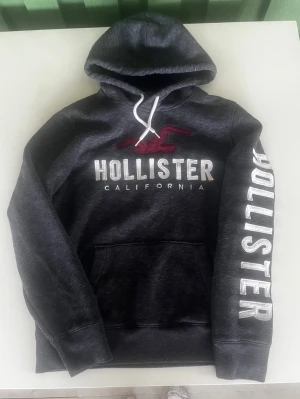 Hollister California vintage hoodie  - Riktigt snygg och eftertraktad Hollister California hoodie. fint skick inga fel storlek M kan ta mått vid behov. Endast 410 ej hugget i sten kom gärna med frågor och prisförslag har även mycket mer liknande i min profil alla storlekar kolla gärna stor rabatt vid köp av flera 😁✌️