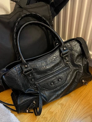 svart väska - inga defekter, vet inte märket men köpte den för 1500kr💕💕