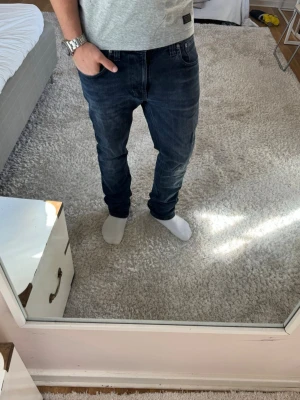 Nudie Jeans - Nudie Jeans Tape Ted | Bra skick | Storlek 34/32 | Pris - 499kr | Modellen är ca 180cm lång | Hör av dig vid minsta fråga eller fundering!!