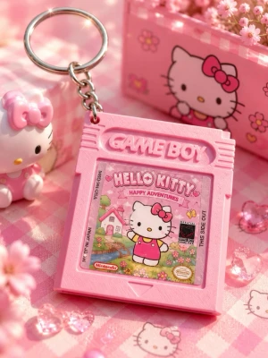 Hello Kitty Game Boy nyckelring rosa - Supergullig nyckelring formad som en rosa Game Boy-kassett med Hello Kitty Happy Adventures-motiv. Perfekt accessoar för dig som älskar retro och kawaii-stil. Tillverkad i plast med metallkedja och ring. Söt detalj till väskan eller nycklarna!