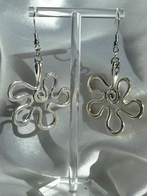 Handgjorda Blomformade Örhängen - Handgjorda örhängen i 925 sterling silver✨ Vattentåliga och allergivänliga!🌊🫶🏼