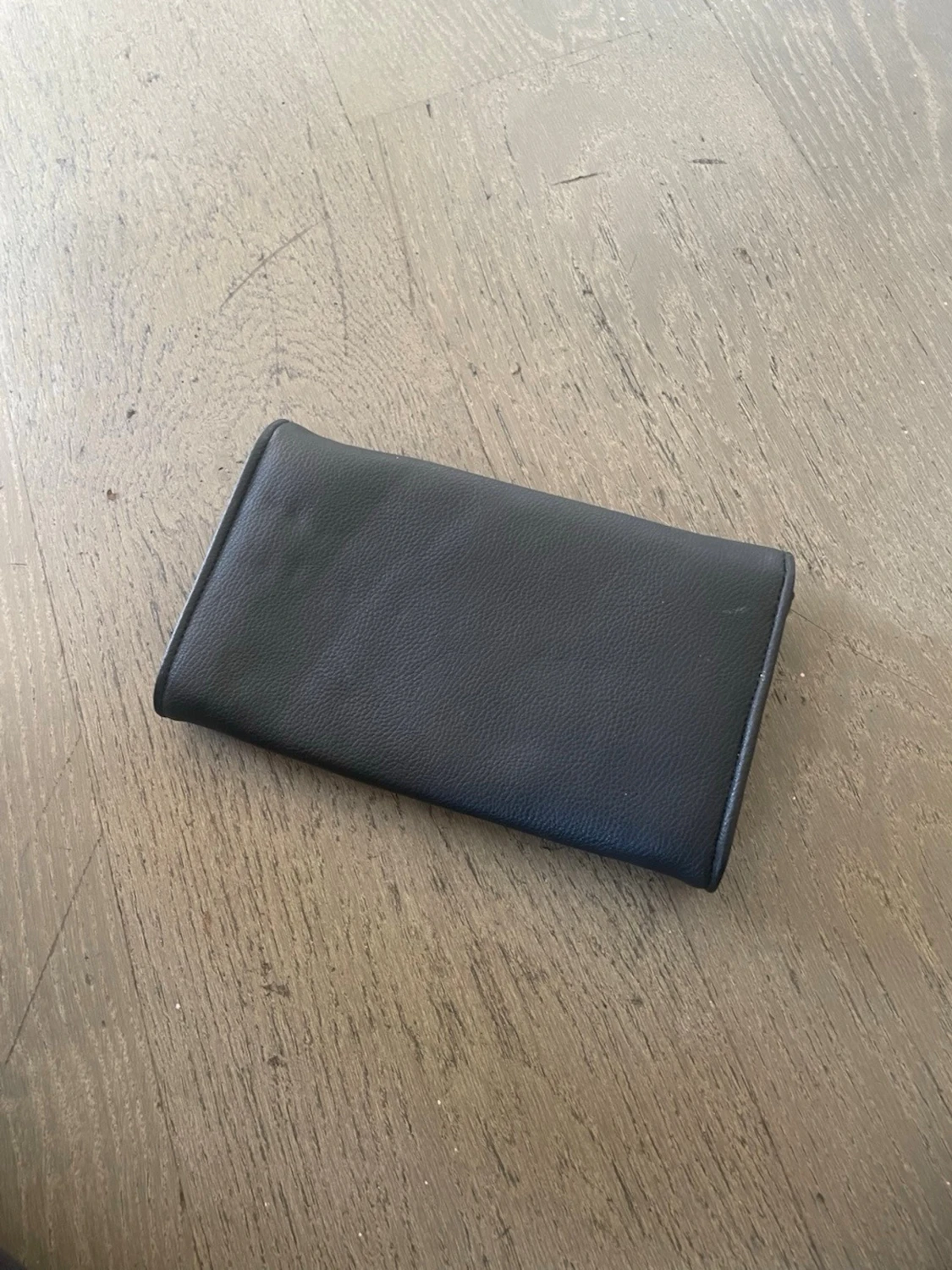 Svart clutch med gulddetalj - 1