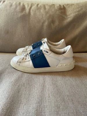 Valentino open - Skick - 7/10 mindre slitningar framme. Storlek - 42! 