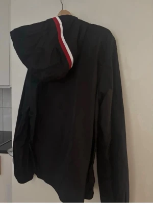 Svart vindjacka från Moncler - Säljer min Moncler windbreaker då jag köpt fel storlek. Fri frakt ingår! Vid frågor eller funderingar är det bara höra av sig, nytt skick då den bara blivit testad en gång.