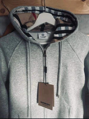 Burberry hoodie zip - Nyskick endast testad. Storlek M men sitter mer som en S.