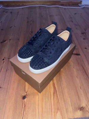 Loubs - Ett par feta Mörkblåa Loubs med spikar  Dustbag Medföljer 