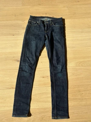 Nudie Jeans  - Ett par schysta, feta mörkblåa Nudie Jeans! Mycket bra skick! W:26 L:32 Skriv direkt för frågor och prisförslag!💯🔥
