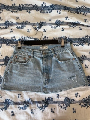 Ljusblå Jeans tjol  - Ljus blå Jeans tjol, jeansen är från Gina tricot med gjort tjolen själv.💛Skriv ni vill se fler bilder eller tjolen på🌸