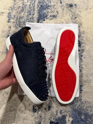 Blåa Loubs  - •