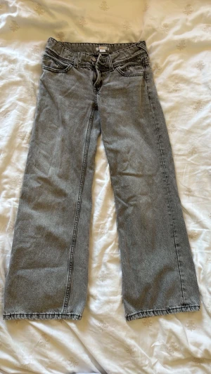Low waist bootcut jeans från ginatricot - Gråa jeans från ginatricot. Jeansen är lågmidjade med bootcut.