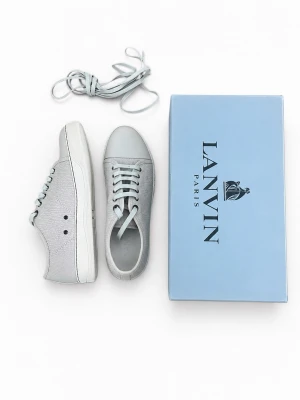 Lanvin sneakers - Sneakers från Lanvin. Smått använda. Storlek 41-42. Lådan ingår ej! Pris ej hugget i sten, kom dm för fler frågor!