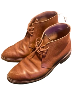 Crocket & Jones Chepstow (44)  - Snygga bruna kängor ifrån Crocket & Jones i Goodyear konstruktion med klassisk snörning framtill och robust Danite sula. Skorna har en stilren design med rundad tå och diskreta sömmar. Perfekta för dig som gillar en tidlös och clean look. Nypriset idag är ca 9000:- för dessa. 
