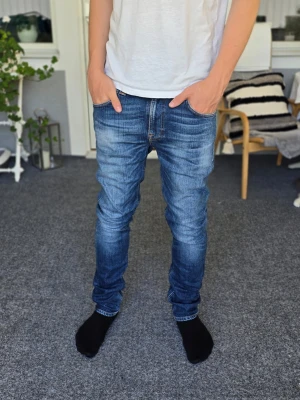Nudie jeans - Snygga Nudie jeans i storlek W31/L32. Är i mycket bra skick och har riktigt snygga fades. Skriv om du undrar något och kom gärna med prisförslag 🤩