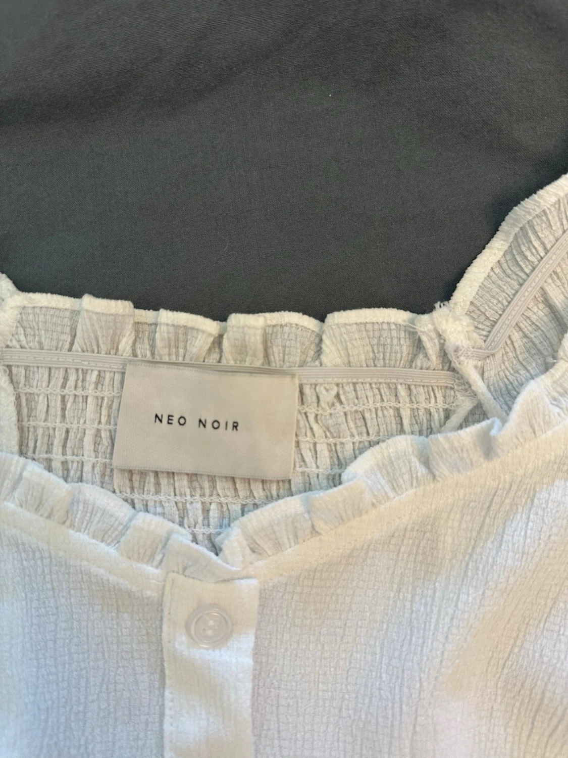 Vit blus med puffärm och knappar - 3