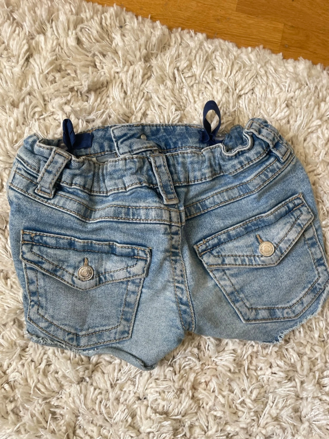 Ljusa blå jeansshorts med slitningar - 1