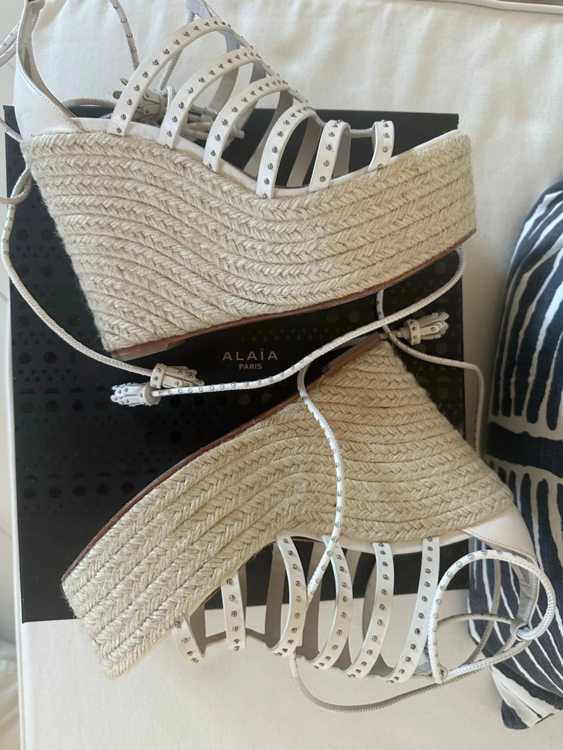 Vita platåsandaler från Alaïa
