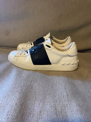 Valentino open - - Skick 8.5/10 mindre slitningar framme. - Storlek 41. Hör av er vid frågor !