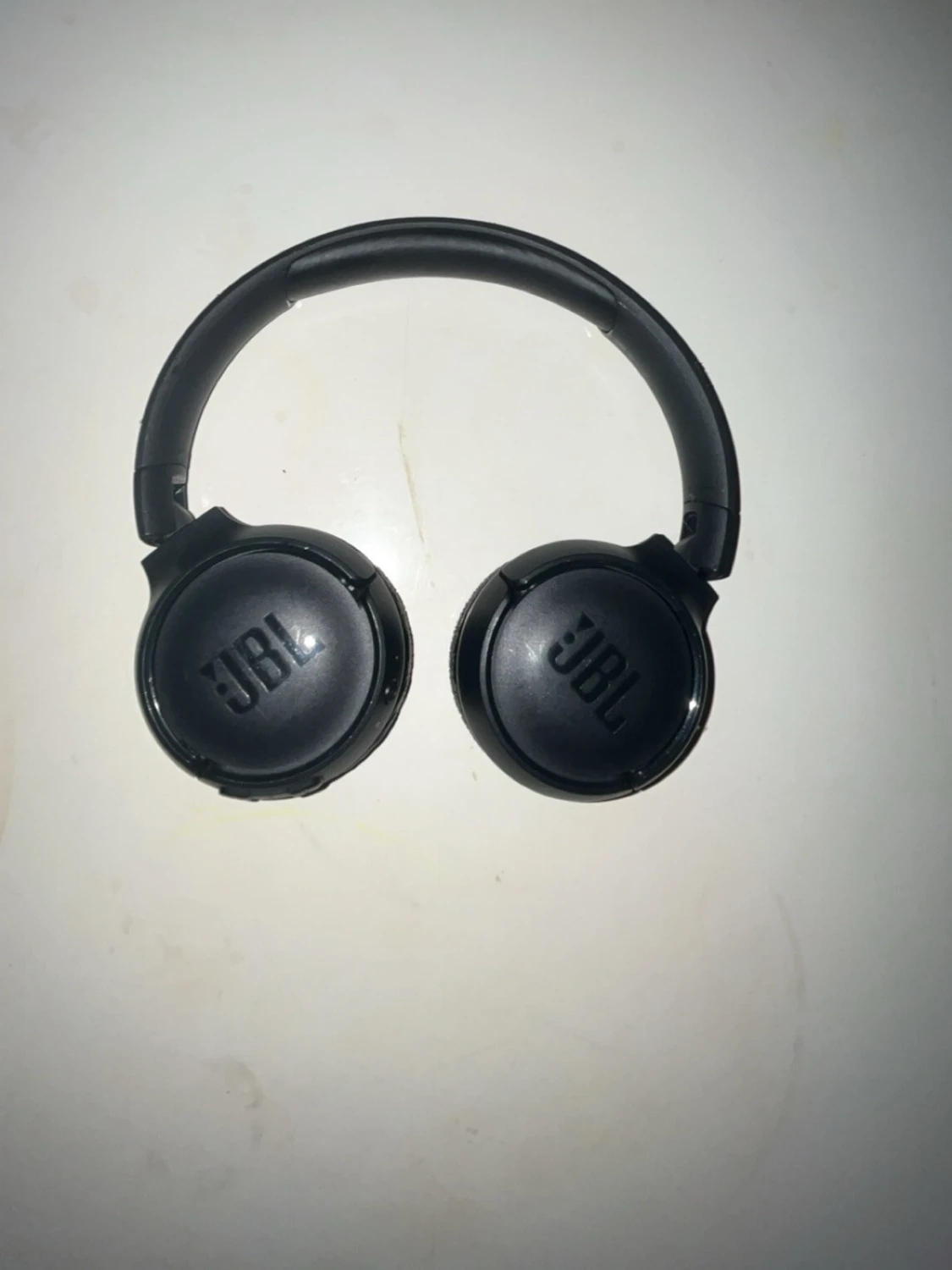 Svarta on-ear hörlurar från JBL