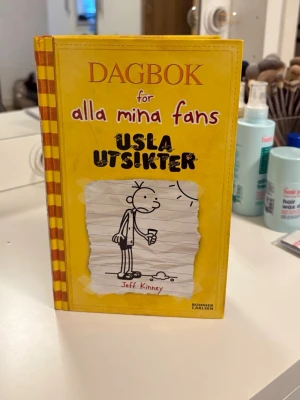 Nyskick! Dagbok för alla mina fans – Usla utsikter  - Jag säljer denna populära bok av Jeff Kinney. Boken är i mycket fint skick och ser ut som ny. En rolig och lättläst bok som passar perfekt för både fans av serien och nya läsare.  📦 Skickas snabbt.