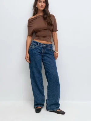 Blåa vida jeans med låg midja - Säljer ett par blåa jeans med låg midja och vida ben. Jeansen har klassiska fem fickor, kontrastsömmar och en avslappnad passform. Perfekta för en trendig och avslappnad stil. Materialet är denim i bomull.